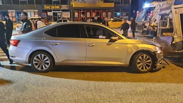 Otomobil mısırcı büfesine daldı: 4 yaralı