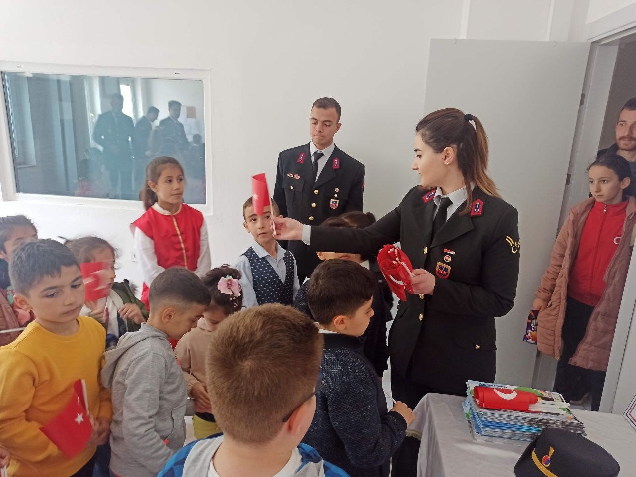 Çocuklar 23 Nisan’da jandarmayı tanıdı