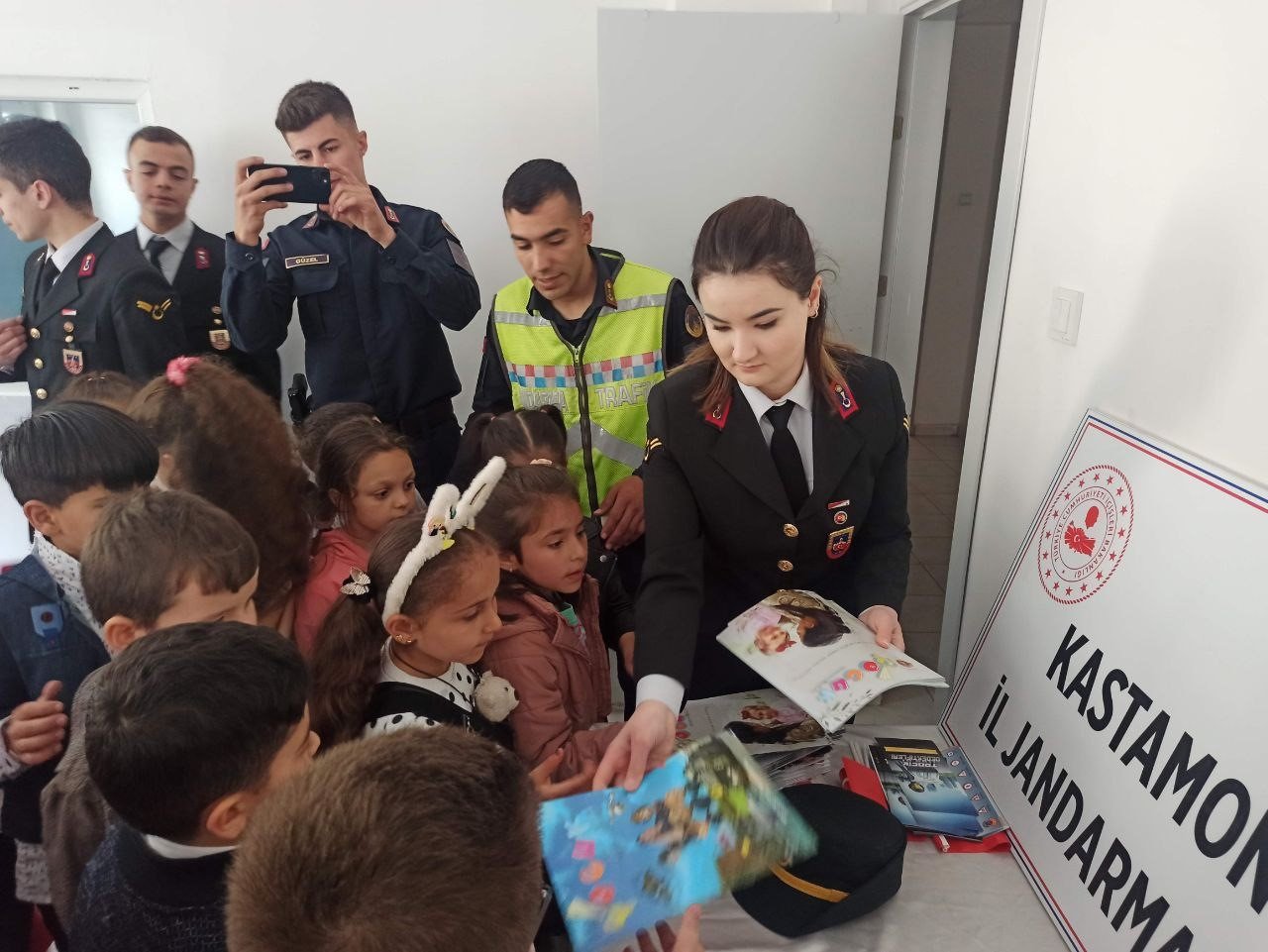 Çocuklar 23 Nisan’da jandarmayı tanıdı
