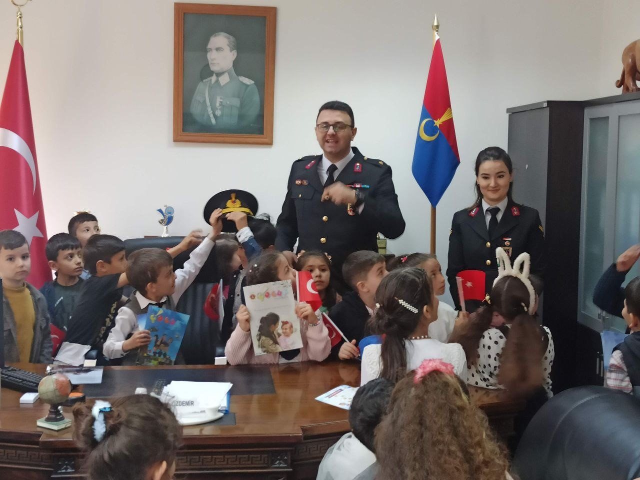 Çocuklar 23 Nisan’da jandarmayı tanıdı