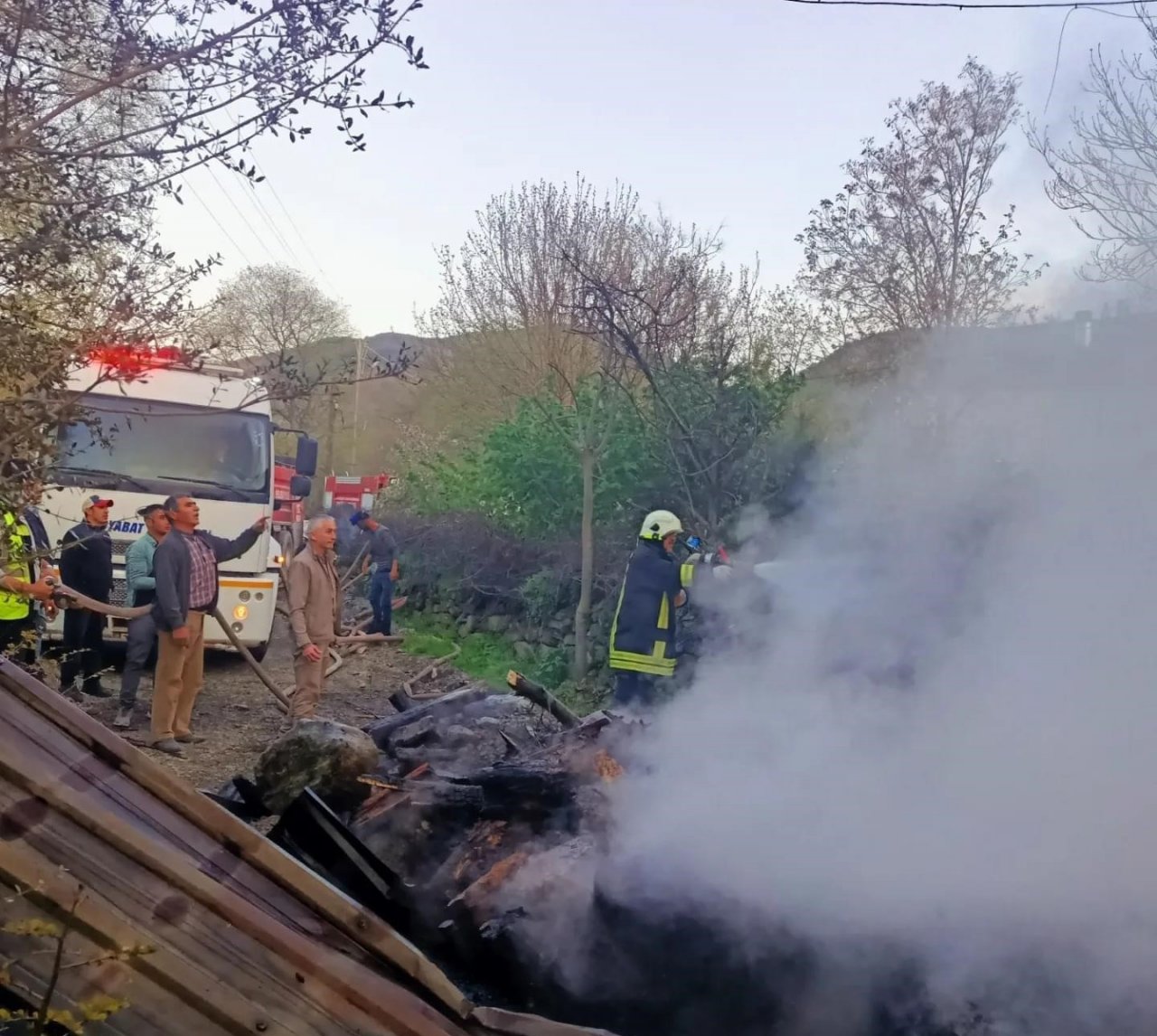 Odunlukta çıkan yangının eve sıçramasını ekipler önledi