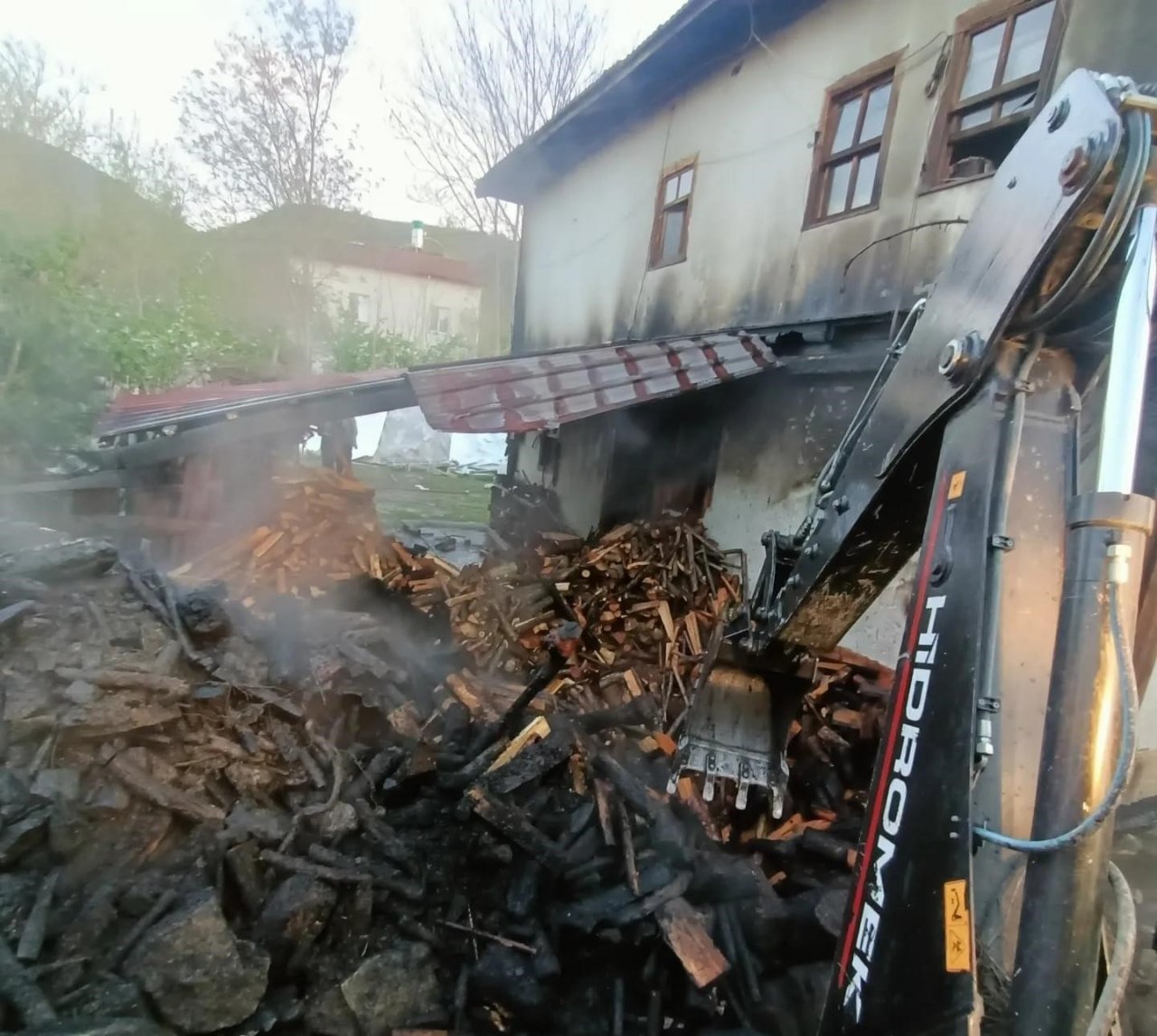 Odunlukta çıkan yangının eve sıçramasını ekipler önledi