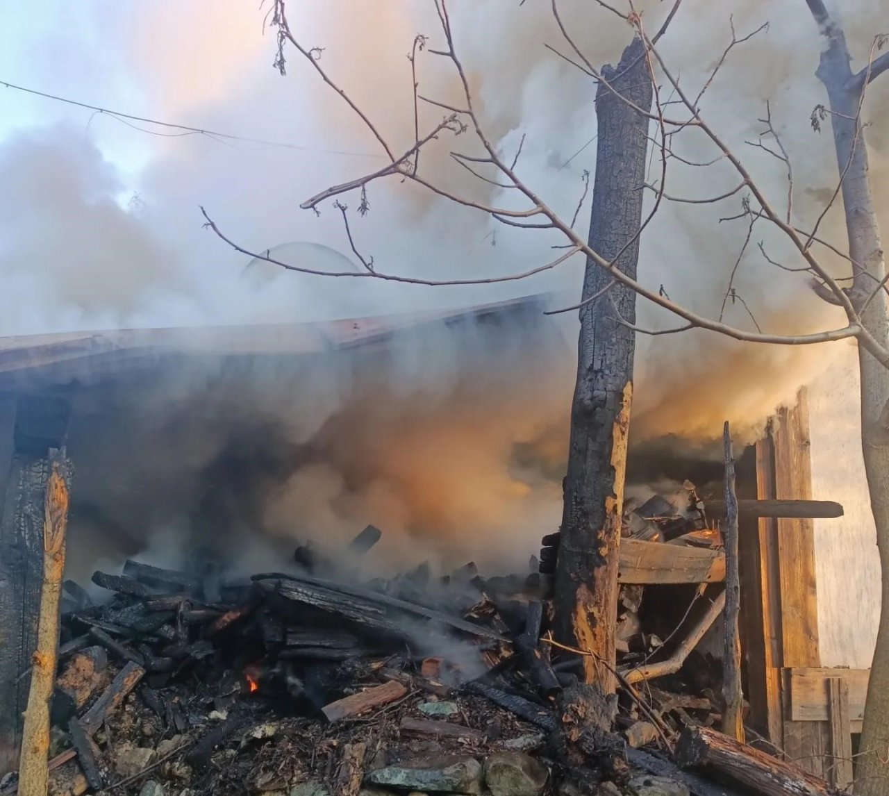 Odunlukta çıkan yangının eve sıçramasını ekipler önledi