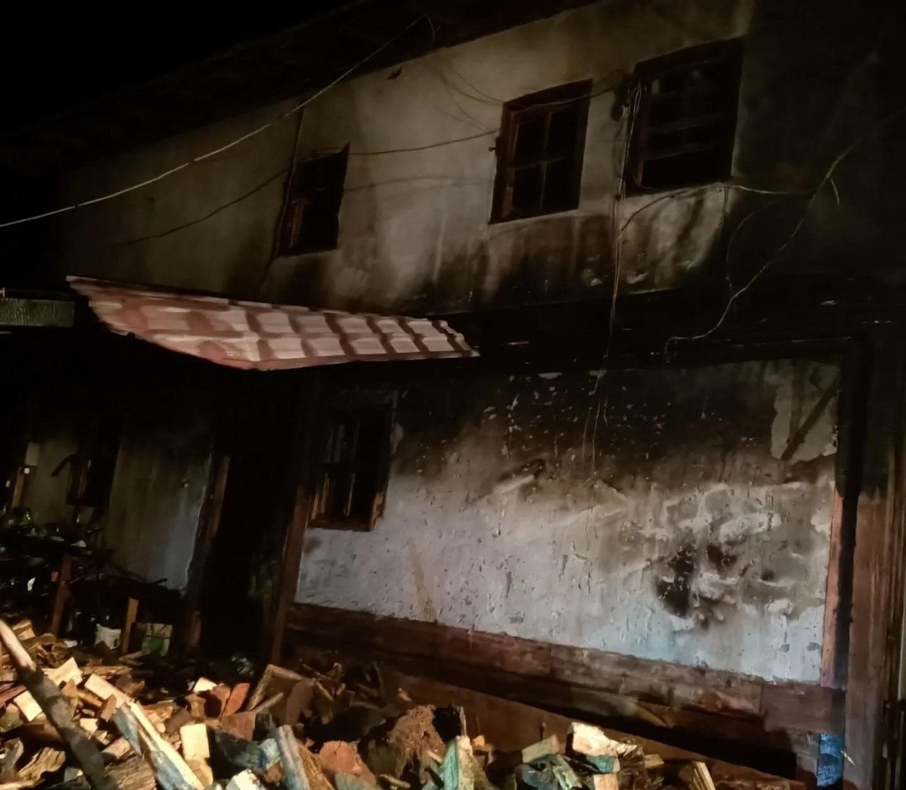 Odunlukta çıkan yangının eve sıçramasını ekipler önledi