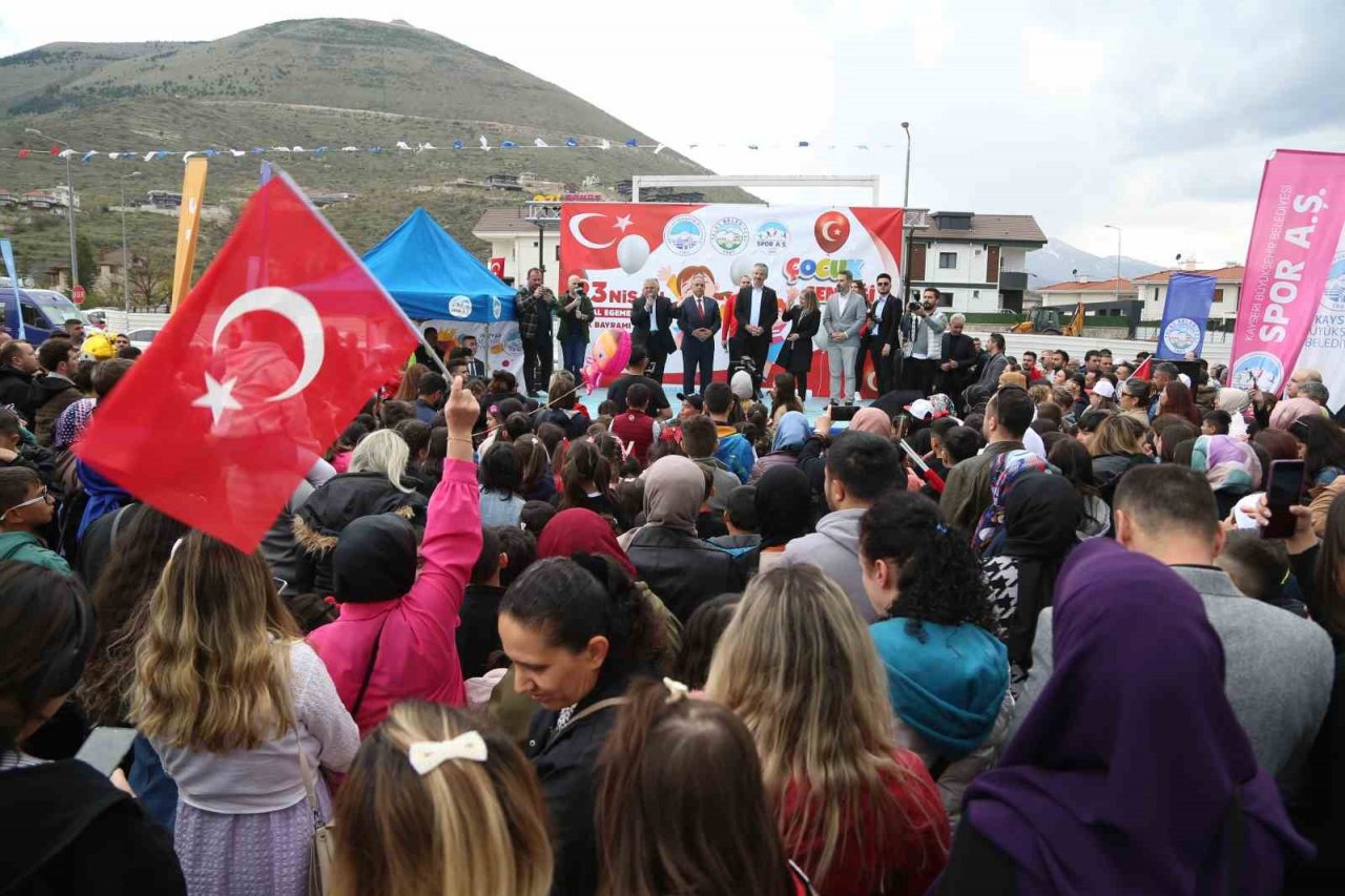 Çocuklar bayramlarını ’Çocuk Şenliği’nde kutladı