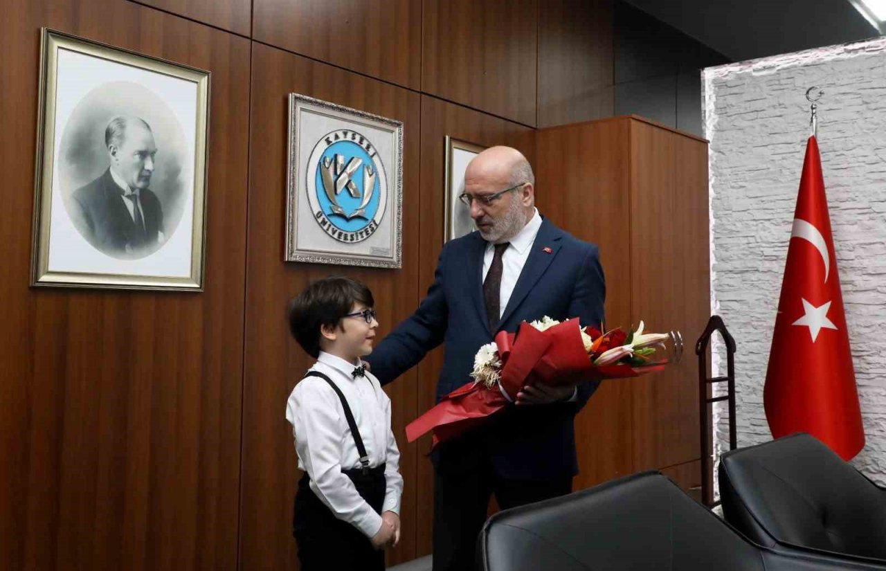 Rektör Karamustafa, 23 Nisan’da Koltuğunu Küçük Batuhan’a Devretti