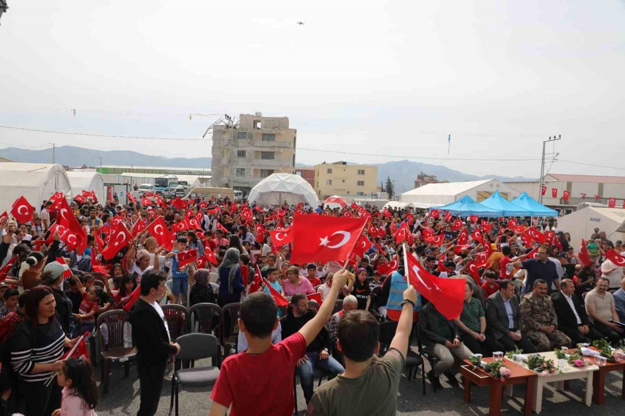 Hatay’da çadır kent kırmızı beyaza büründü