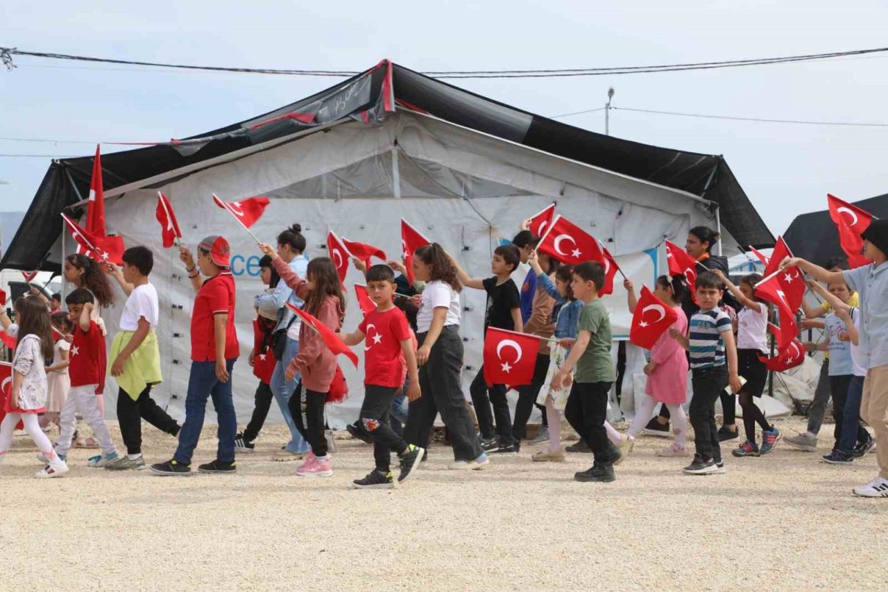 Hatay’da çadır kent kırmızı beyaza büründü