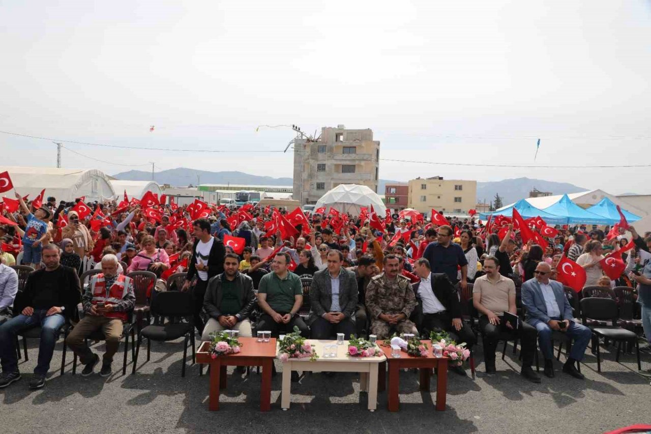 Hatay’da çadır kent kırmızı beyaza büründü