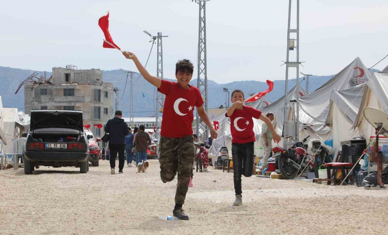 Hatay’da çadır kent kırmızı beyaza büründü