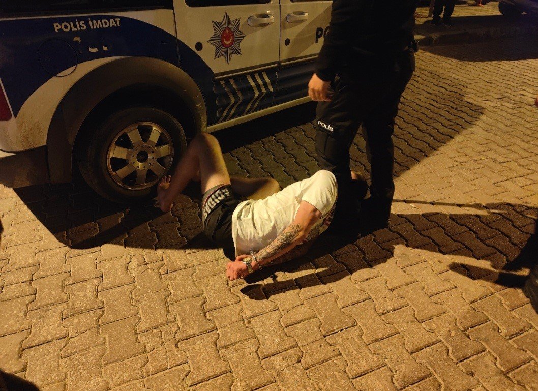 Kuşadası’nda iki grup arasında bıçaklı kavga: 2 yaralı