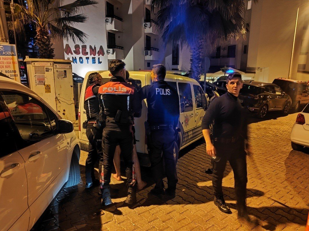 Kuşadası’nda iki grup arasında bıçaklı kavga: 2 yaralı