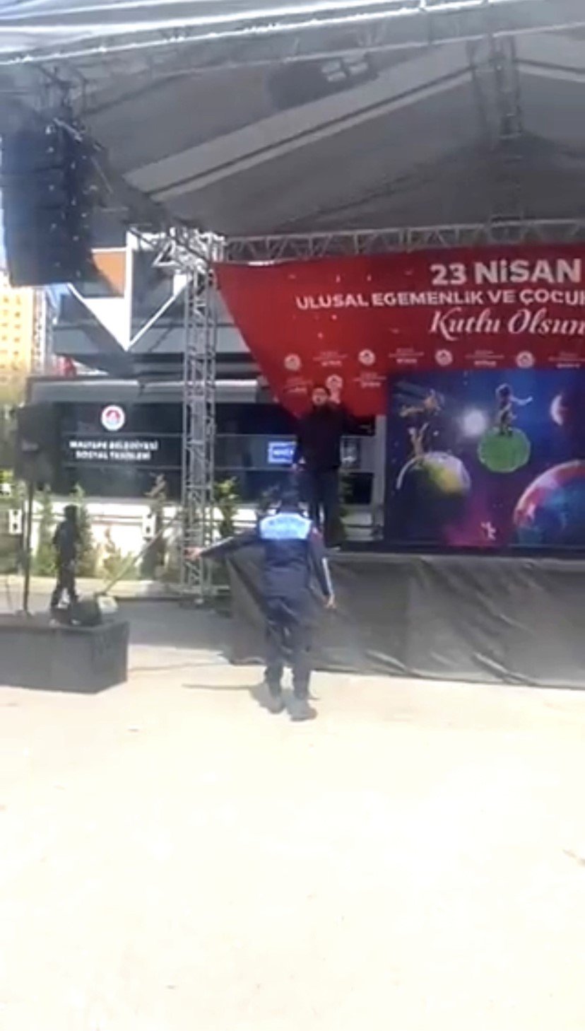 Maltepe Belediyesi çocuk etkinliğinde korkutan olay: Bıçaklı saldırgan bir anda sahneye çıktı