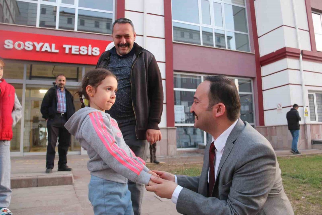 MHP Sivas milletvekili adayı İpek, hastanelerdeki çocukları unutmadı