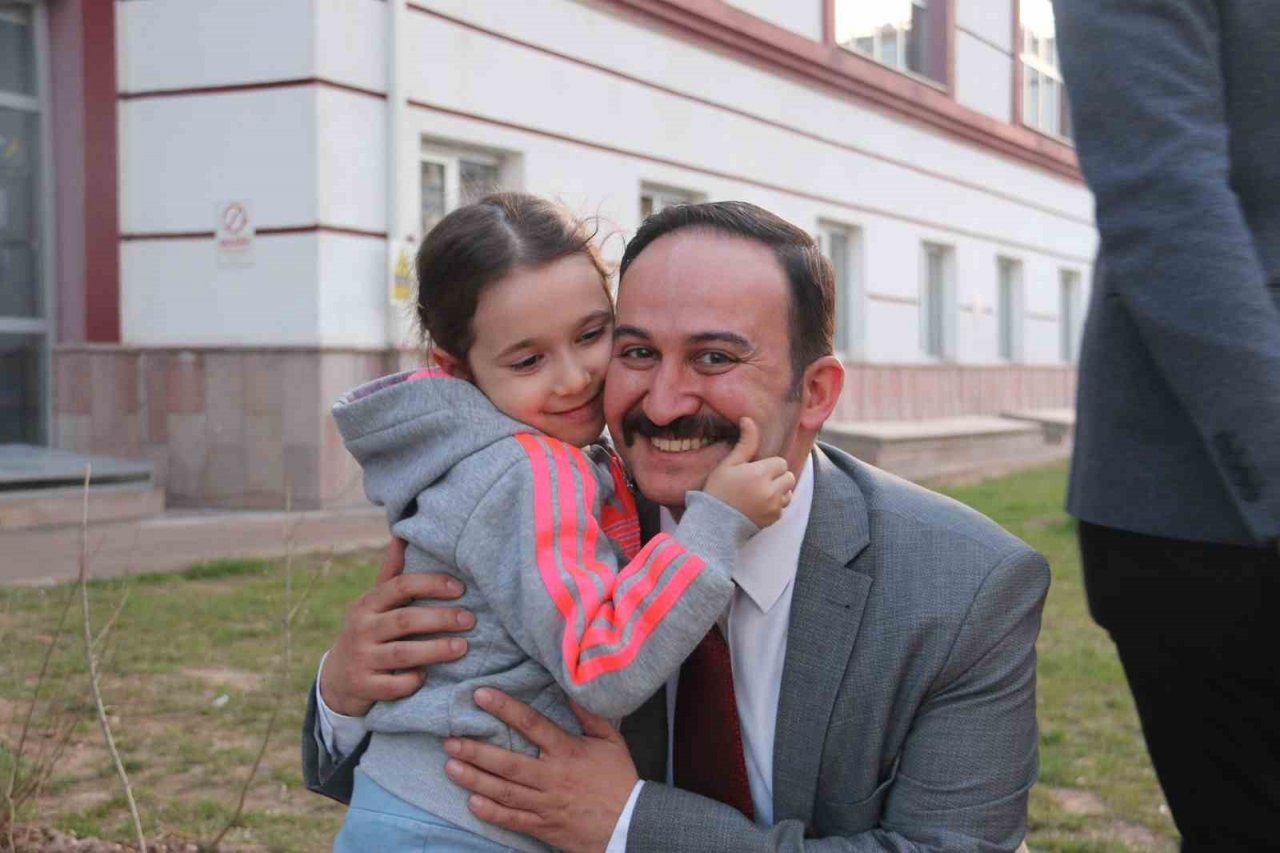 MHP Sivas milletvekili adayı İpek, hastanelerdeki çocukları unutmadı