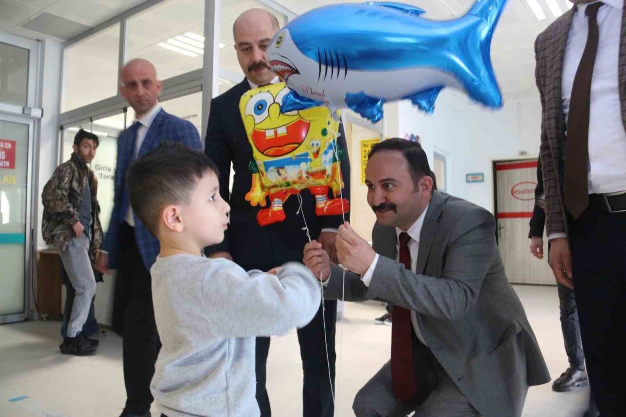 MHP Sivas milletvekili adayı İpek, hastanelerdeki çocukları unutmadı