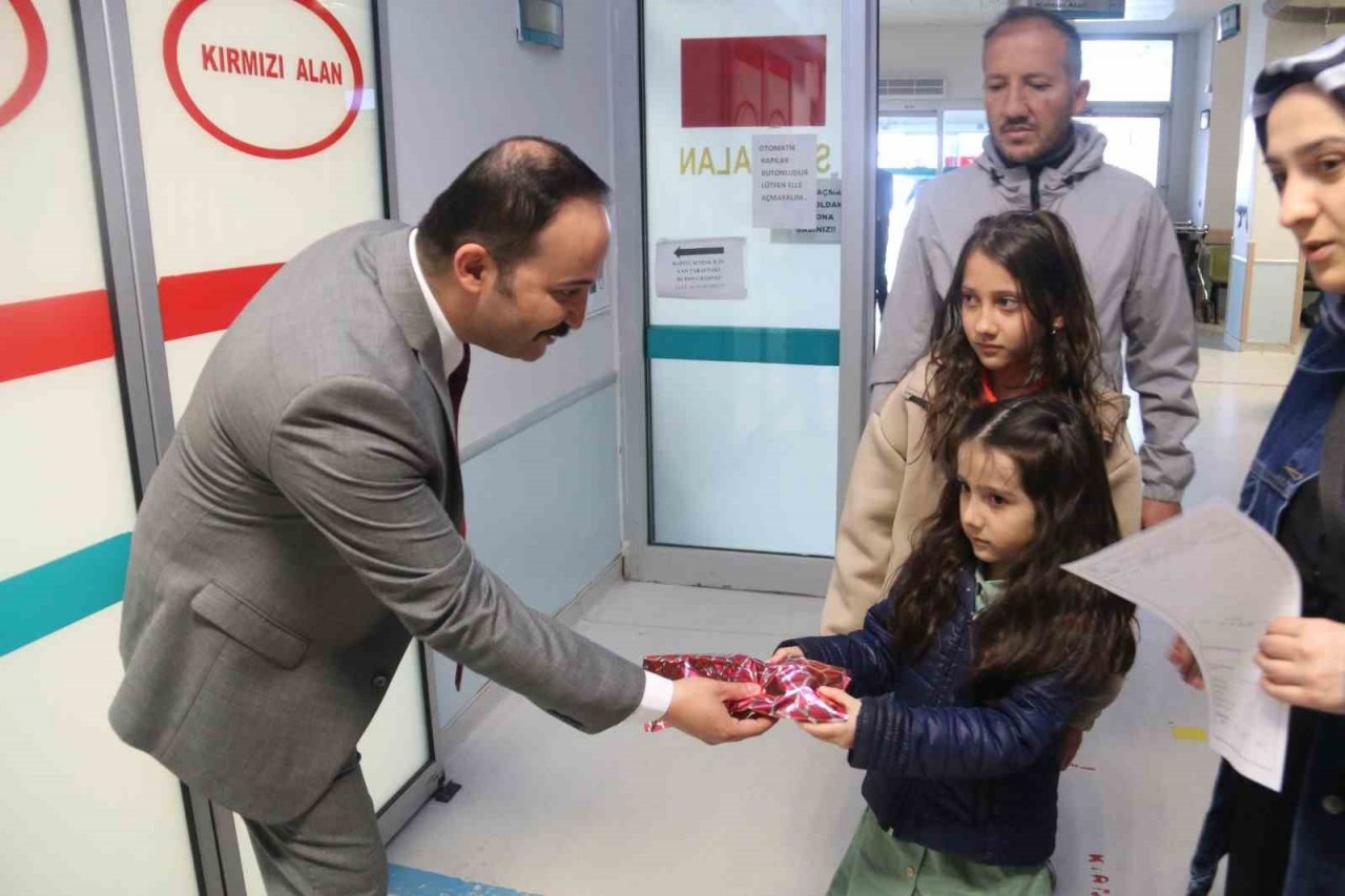 MHP Sivas milletvekili adayı İpek, hastanelerdeki çocukları unutmadı
