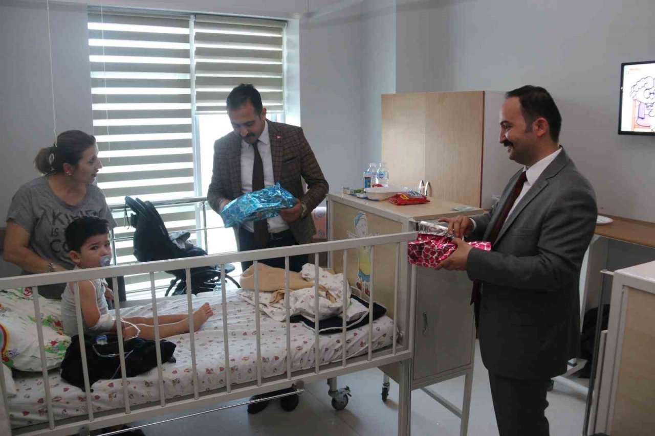 MHP Sivas milletvekili adayı İpek, hastanelerdeki çocukları unutmadı
