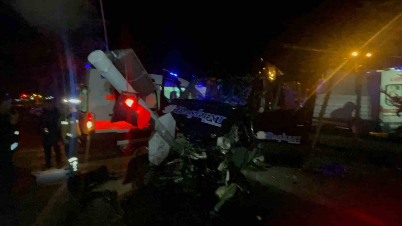 Tur minibüsü ile otomobil çarpıştı: 20 kişi yaralandı