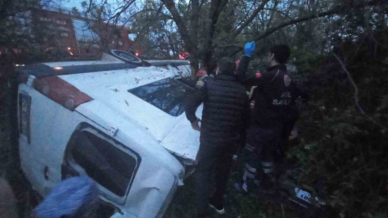 TEM’de servis minibüsü şarampole yuvarlandı: Çok sayıda yaralı var