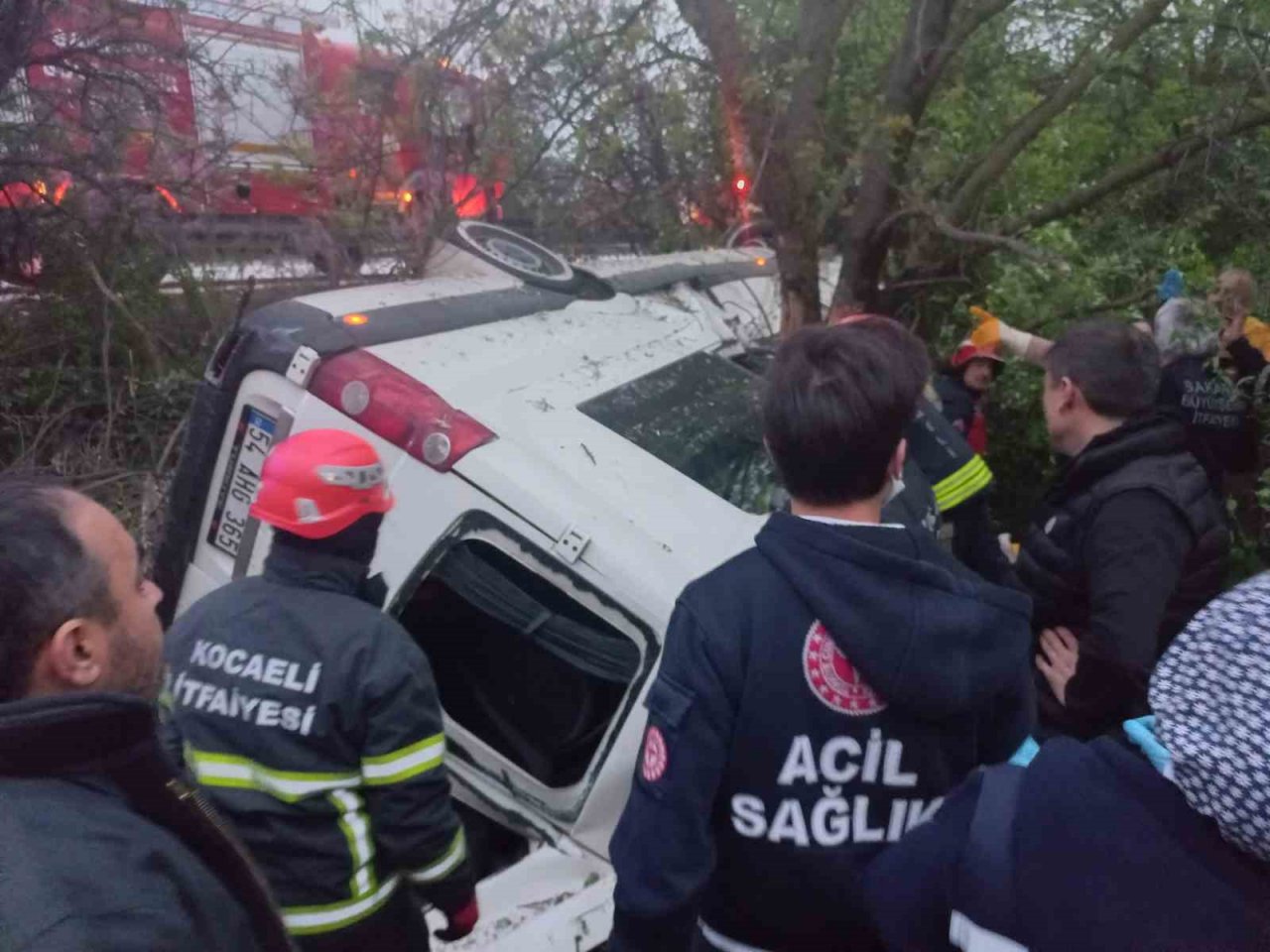 TEM’de servis minibüsü şarampole yuvarlandı: Çok sayıda yaralı var