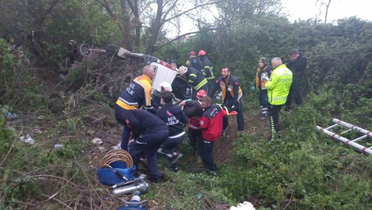 TEM’de servis minibüsü şarampole yuvarlandı: Çok sayıda yaralı var