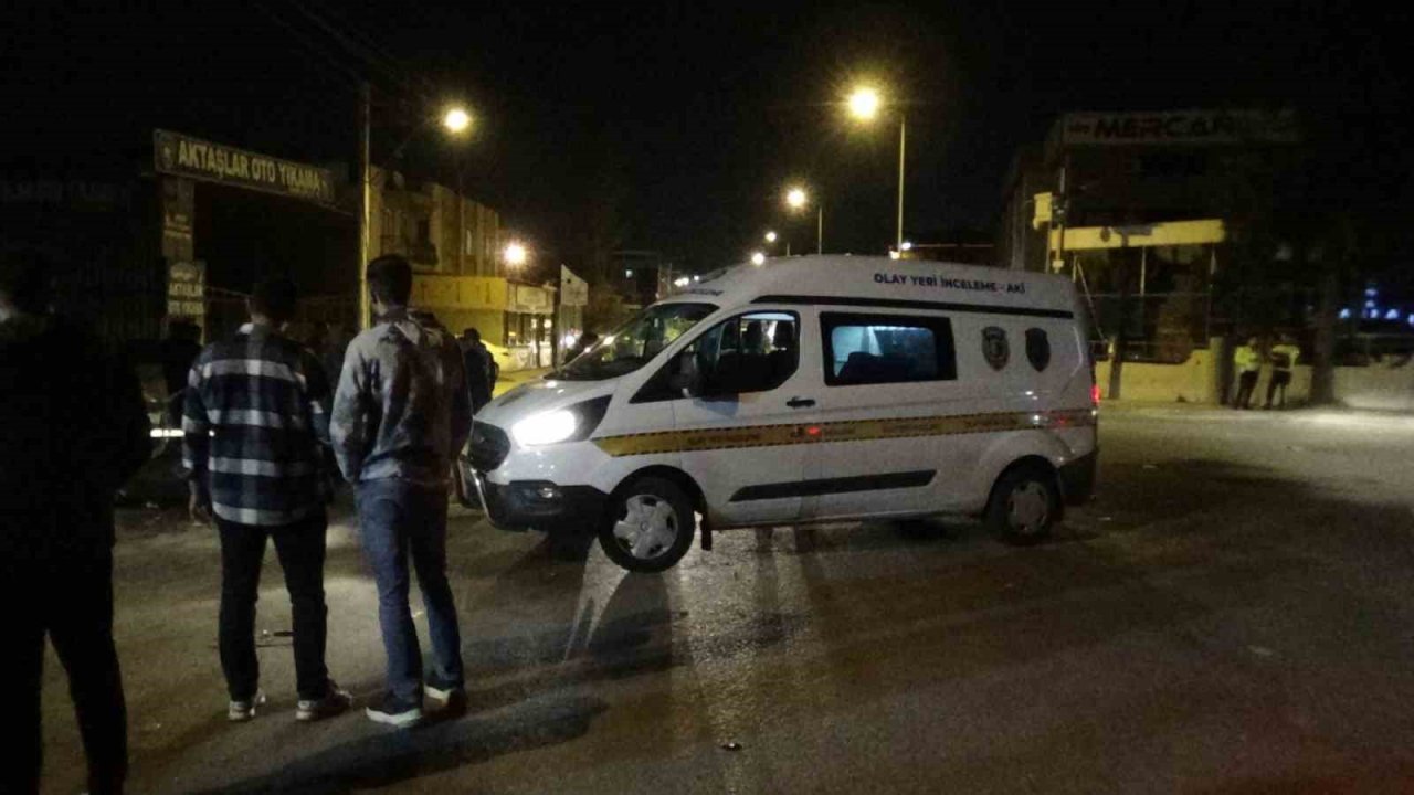 15 yaşındaki sürücü park halindeki tıra çarptı: 1 ölü, 3 yaralı