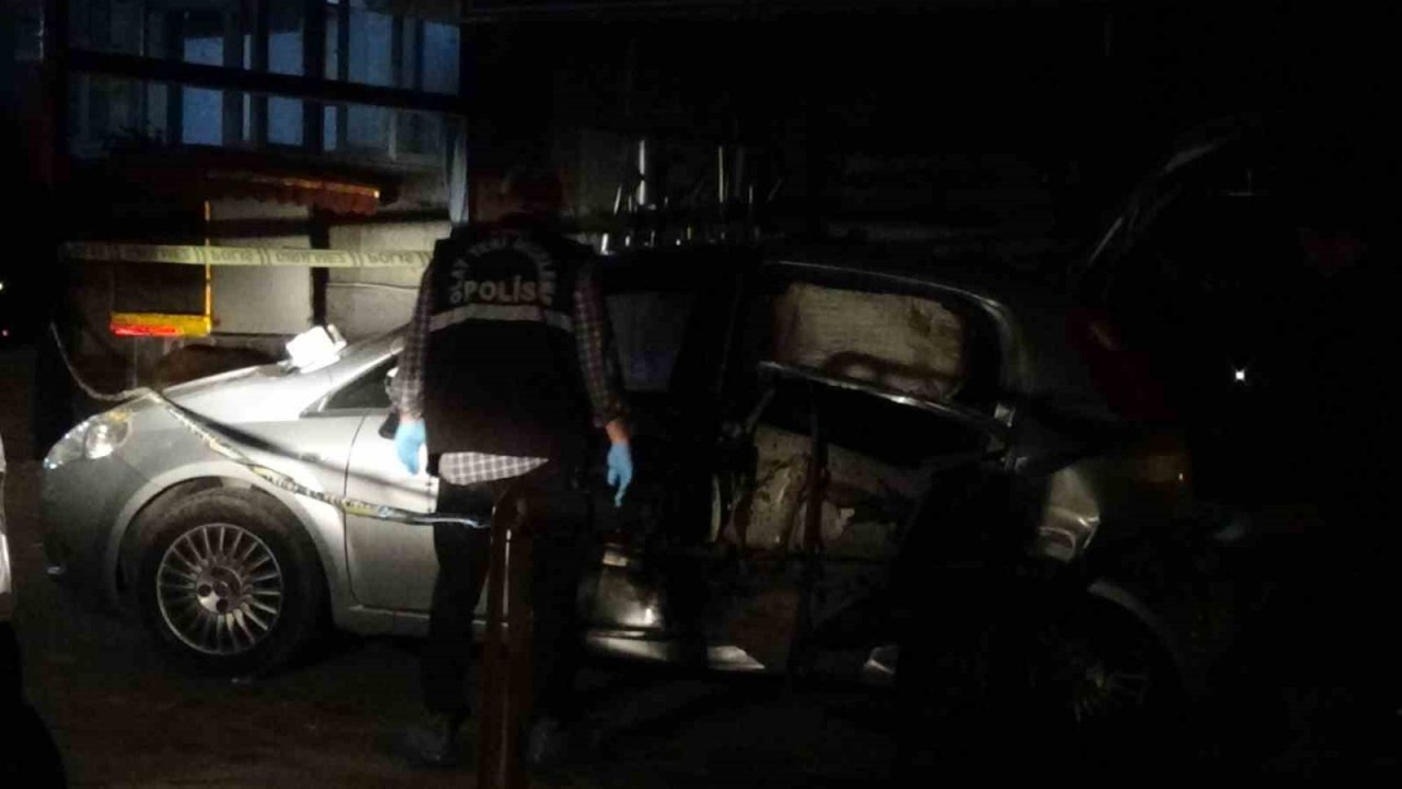 15 yaşındaki sürücü park halindeki tıra çarptı: 1 ölü, 3 yaralı