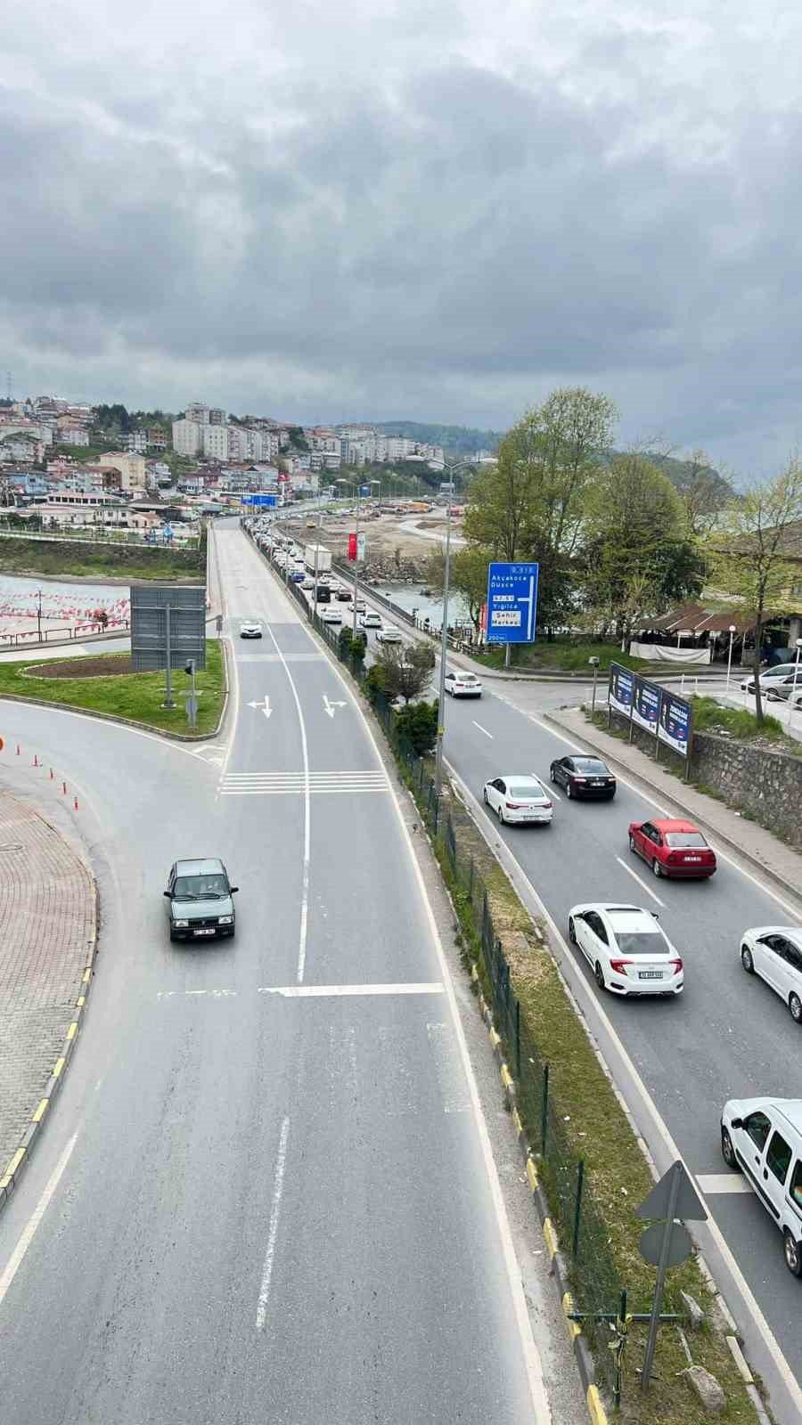 Düzce- Zonguldak yolunda bayram nedeniyle trafik yoğunluğu yaşanıyor