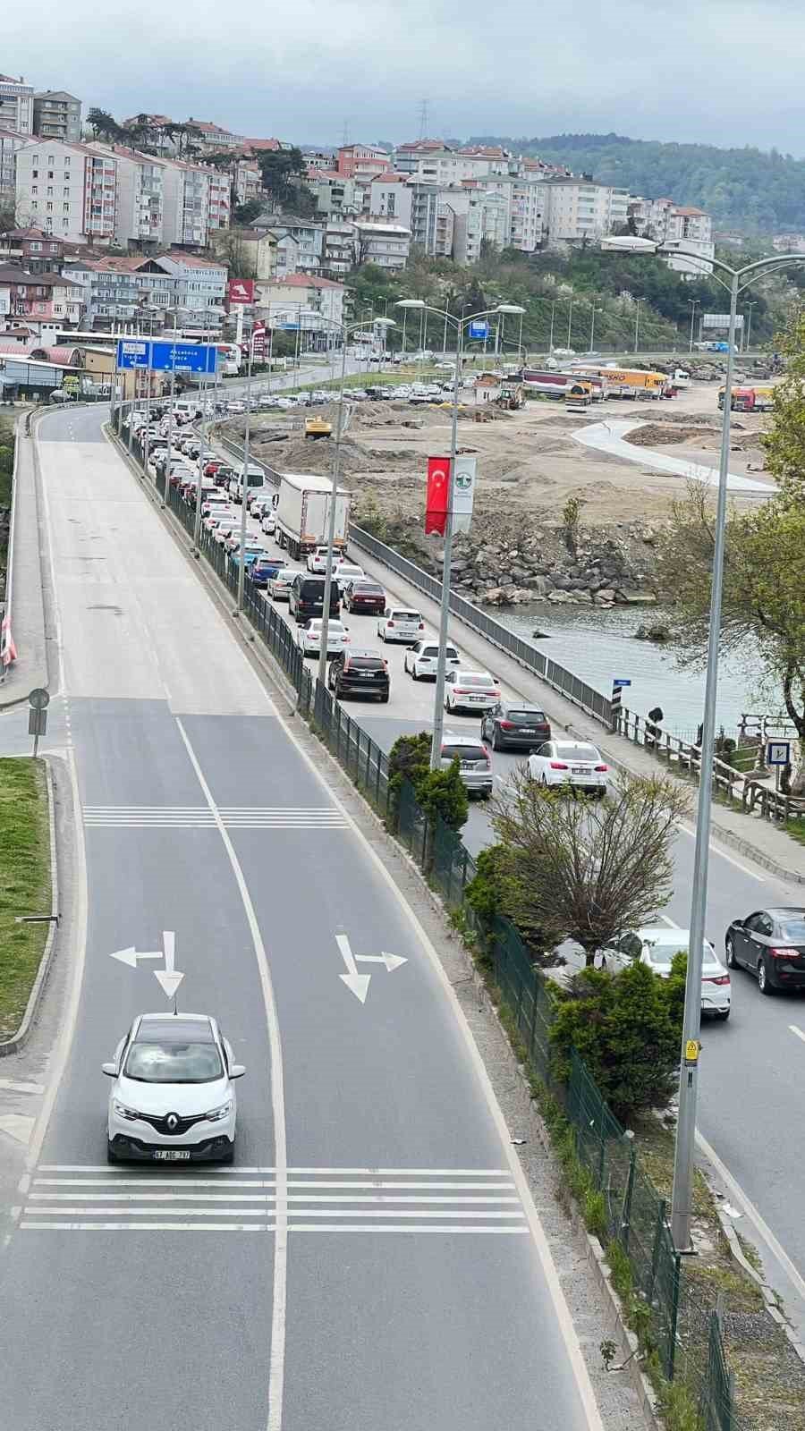 Düzce- Zonguldak yolunda bayram nedeniyle trafik yoğunluğu yaşanıyor