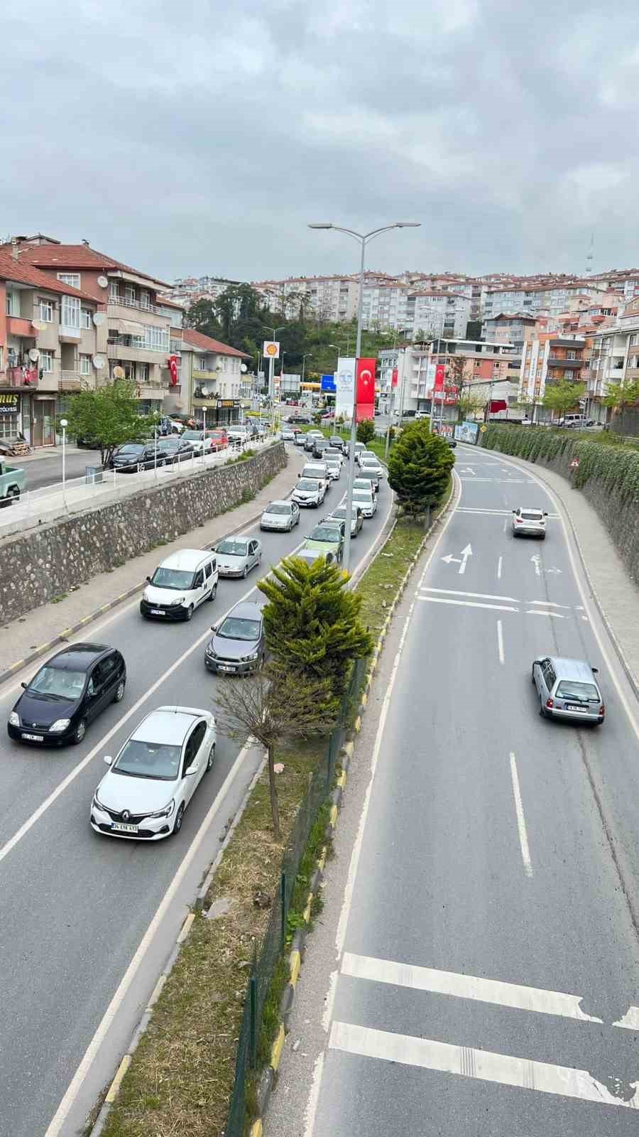 Düzce- Zonguldak yolunda bayram nedeniyle trafik yoğunluğu yaşanıyor