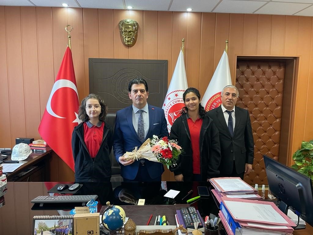 23 Nisan’da koltuğu devralan öğrenci Milli Eğitim Müdürü’nü terletti