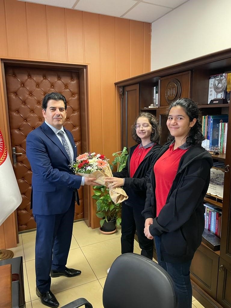 23 Nisan’da koltuğu devralan öğrenci Milli Eğitim Müdürü’nü terletti