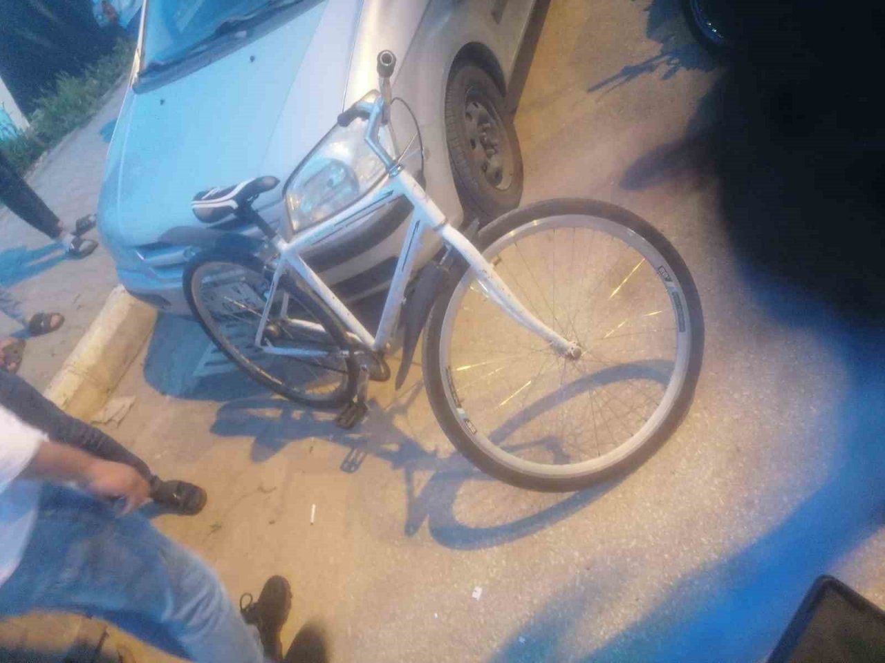 Bisikletten düşen kişi ağır yaralandı