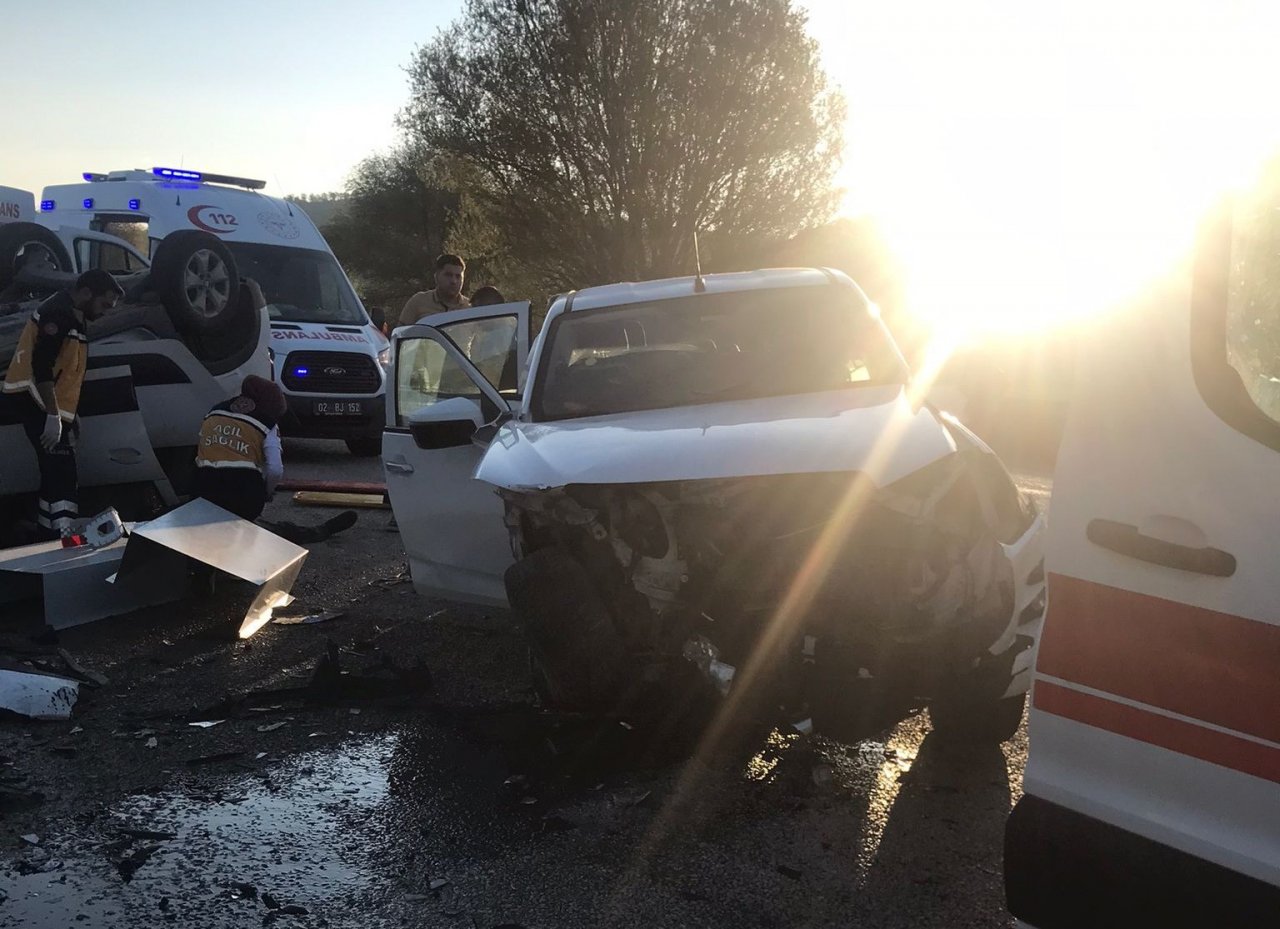 Kamyonet ile otomobil çarpıştı: 7 yaralı