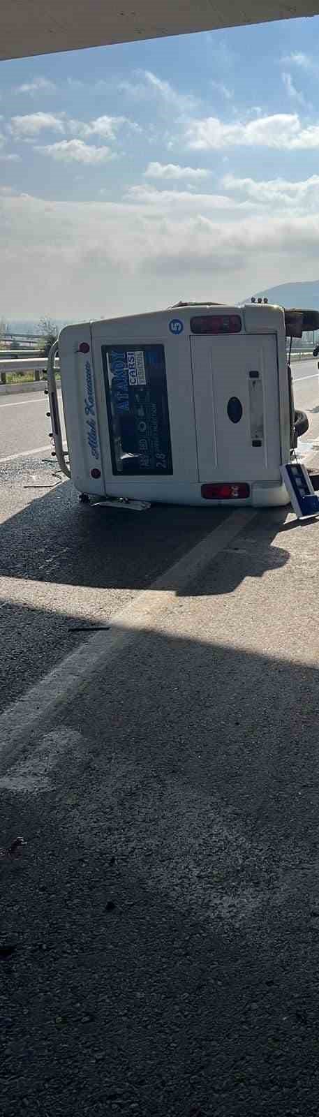 Devrilen minibüste 4 kişi yaralandı