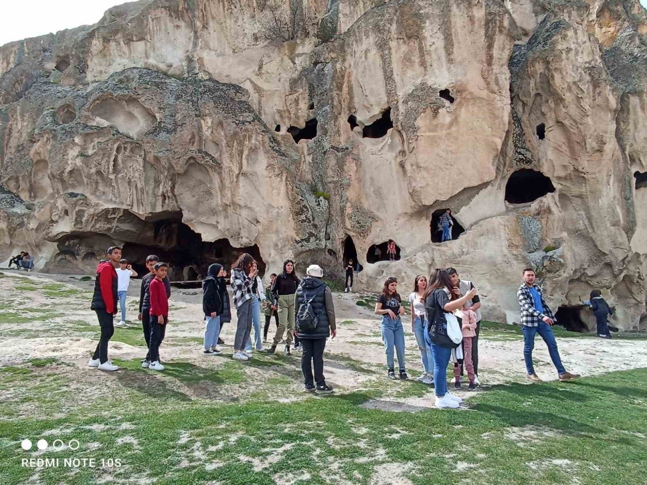 Depremzede Çocuklarla Frig Vadisi gezdi