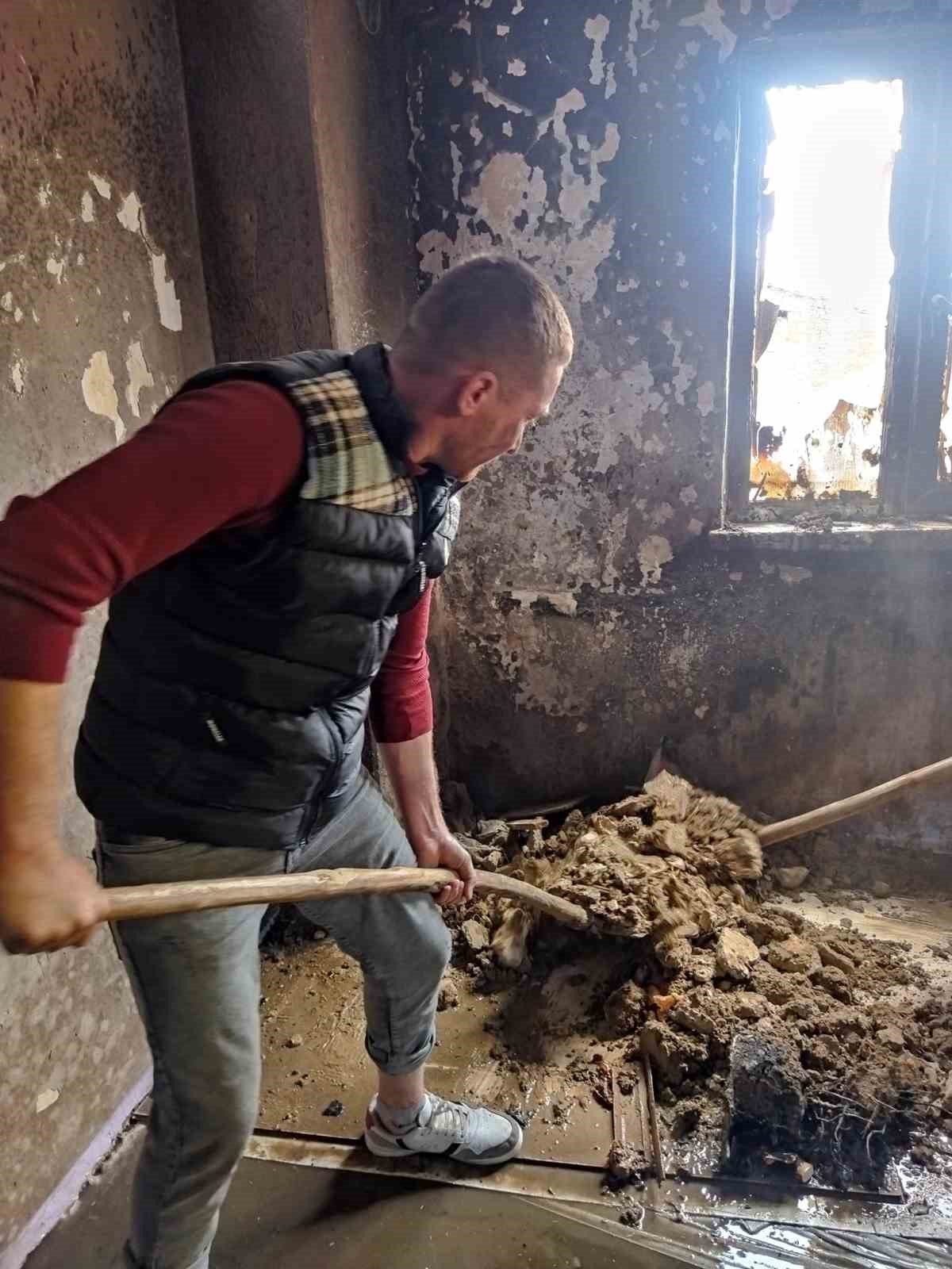 Ahşap ev çıkan yangında kullanılamaz hale geldi