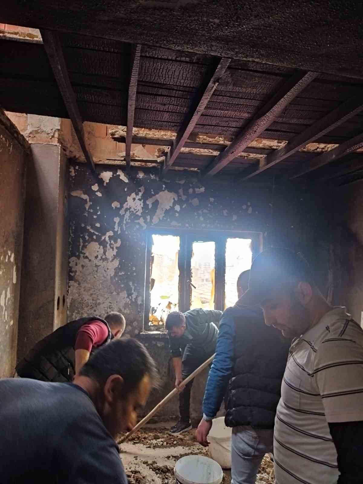 Ahşap ev çıkan yangında kullanılamaz hale geldi