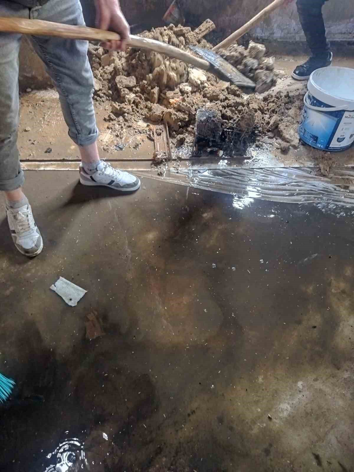 Ahşap ev çıkan yangında kullanılamaz hale geldi