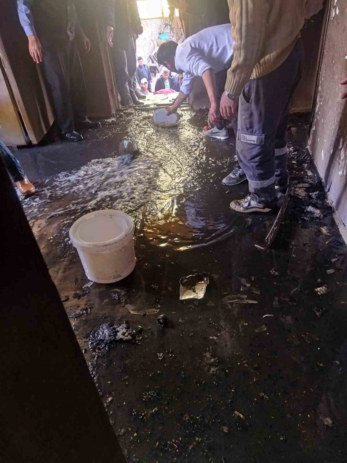 Ahşap ev çıkan yangında kullanılamaz hale geldi