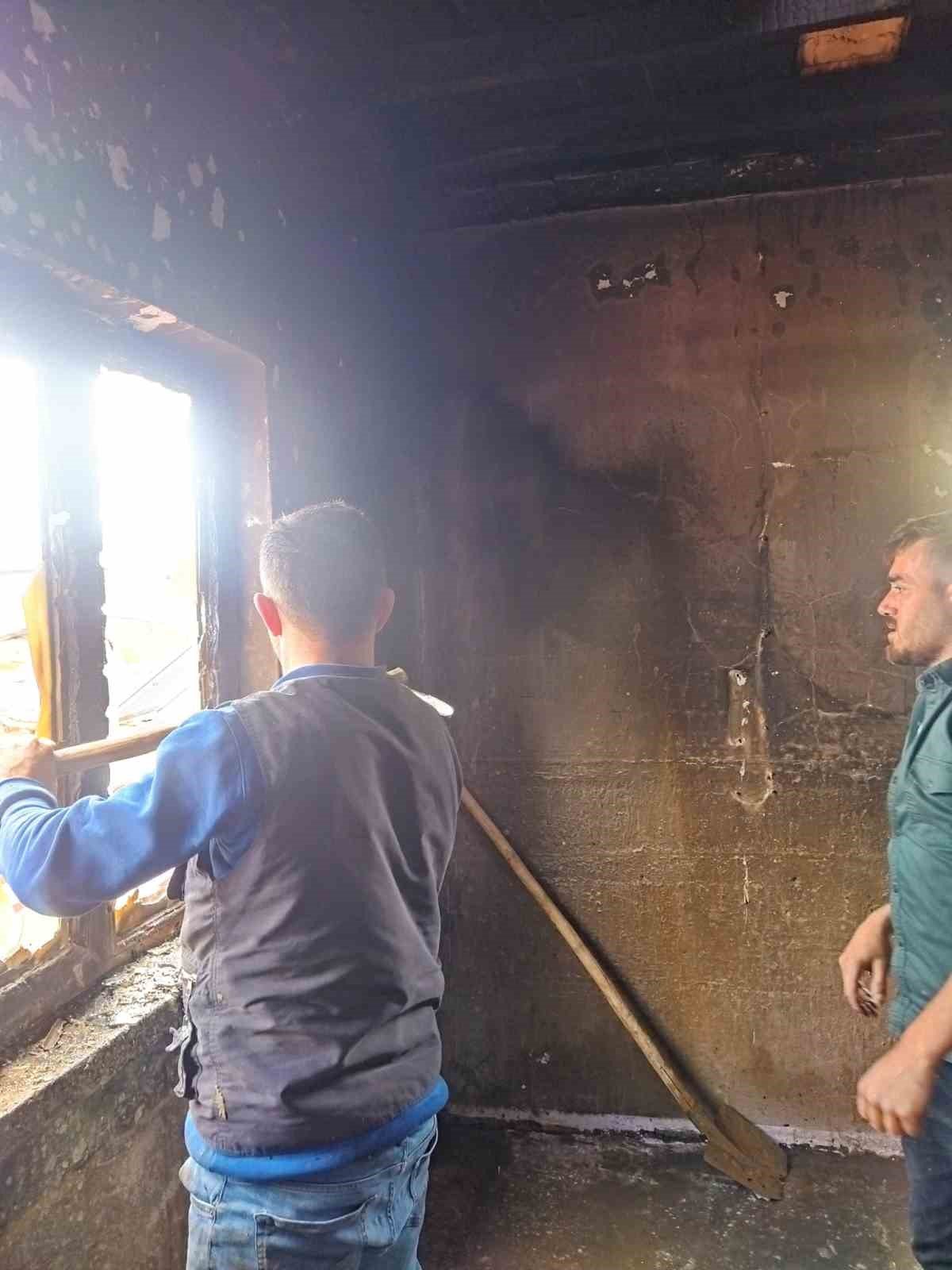 Ahşap ev çıkan yangında kullanılamaz hale geldi