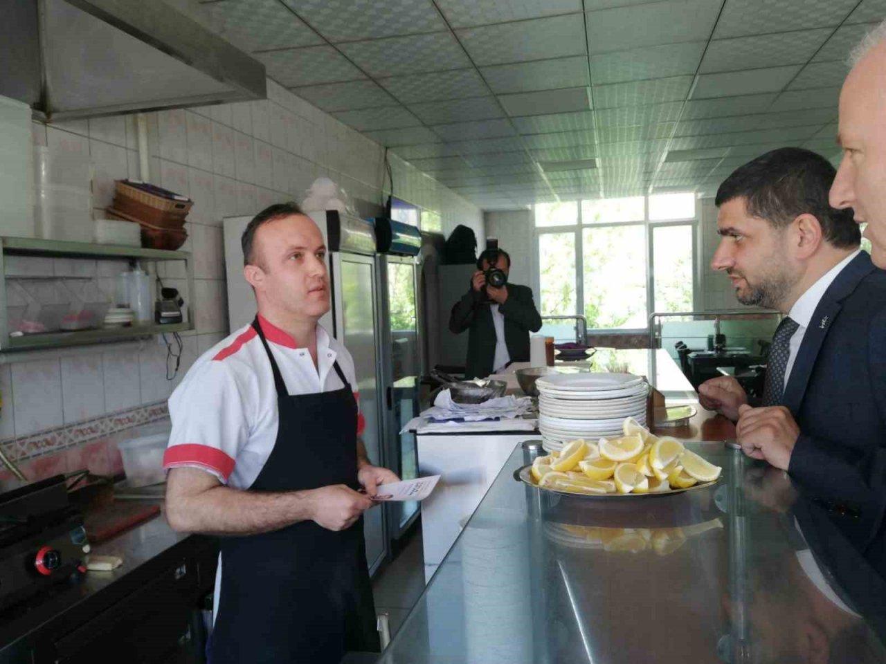 AK Parti Milletvekili adayı Yahya Çelik Sultanbeyli esnafını ziyaret etti