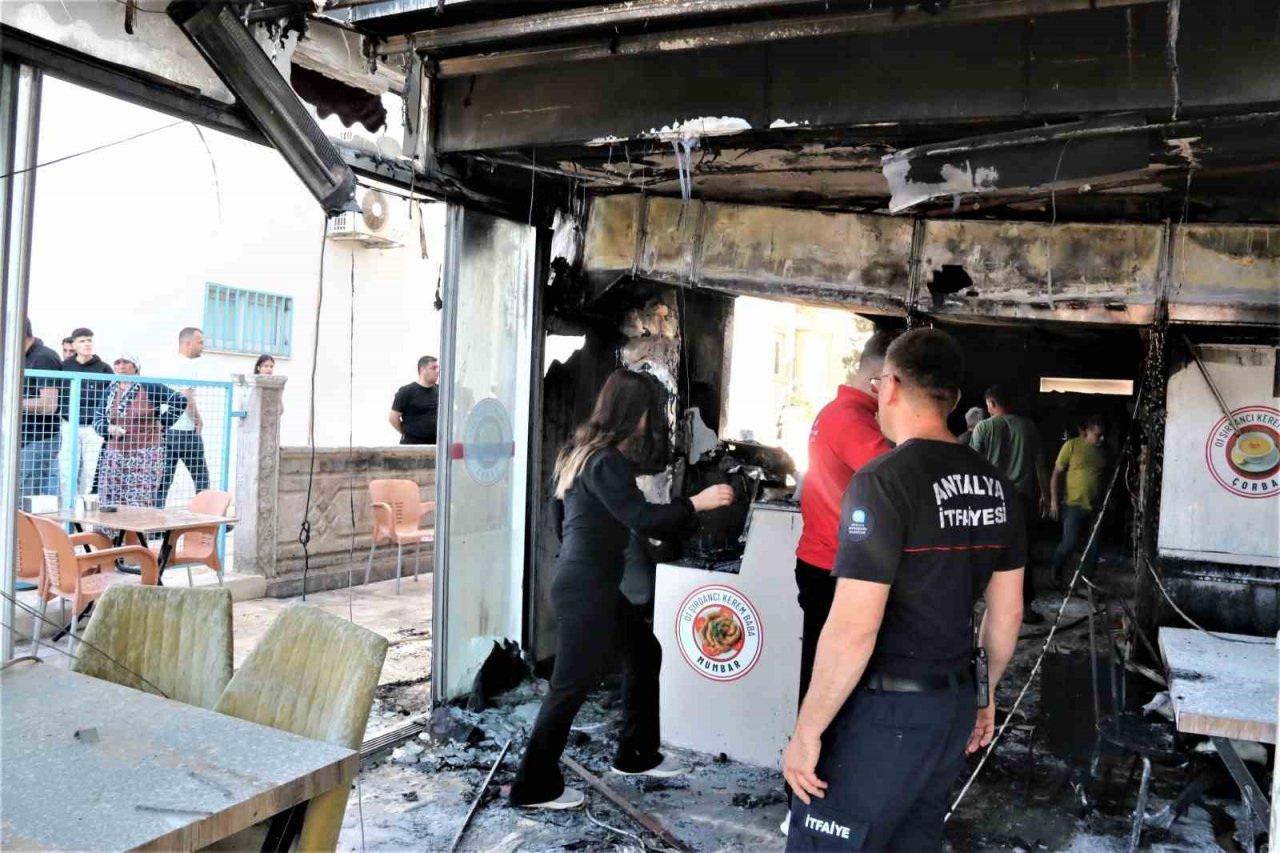 Şırdan dükkanı yangında küle döndü, genç kız gözyaşlarını tutamadı