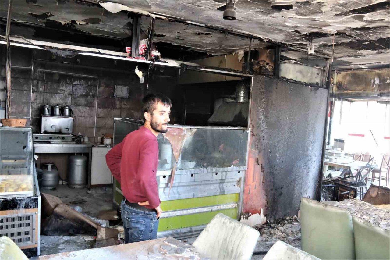 Şırdan dükkanı yangında küle döndü, genç kız gözyaşlarını tutamadı