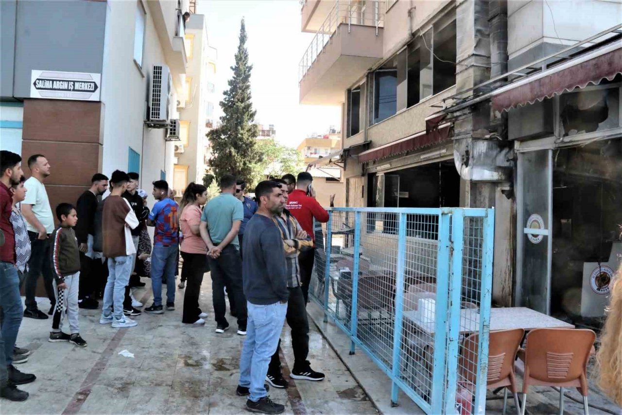 Şırdan dükkanı yangında küle döndü, genç kız gözyaşlarını tutamadı