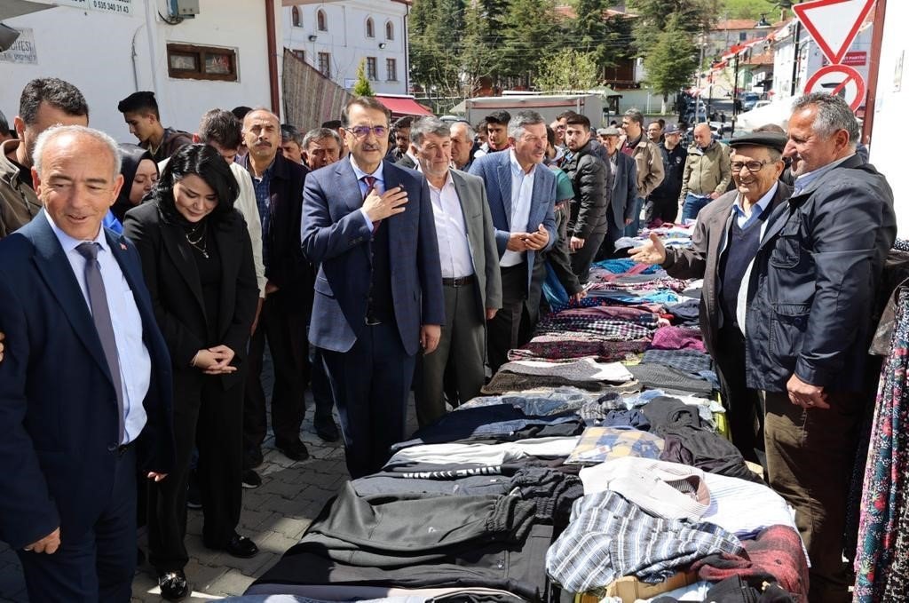 Bakan Dönmez pazarcı önlüğünü giydi, çilek tezgâhının başına geçti