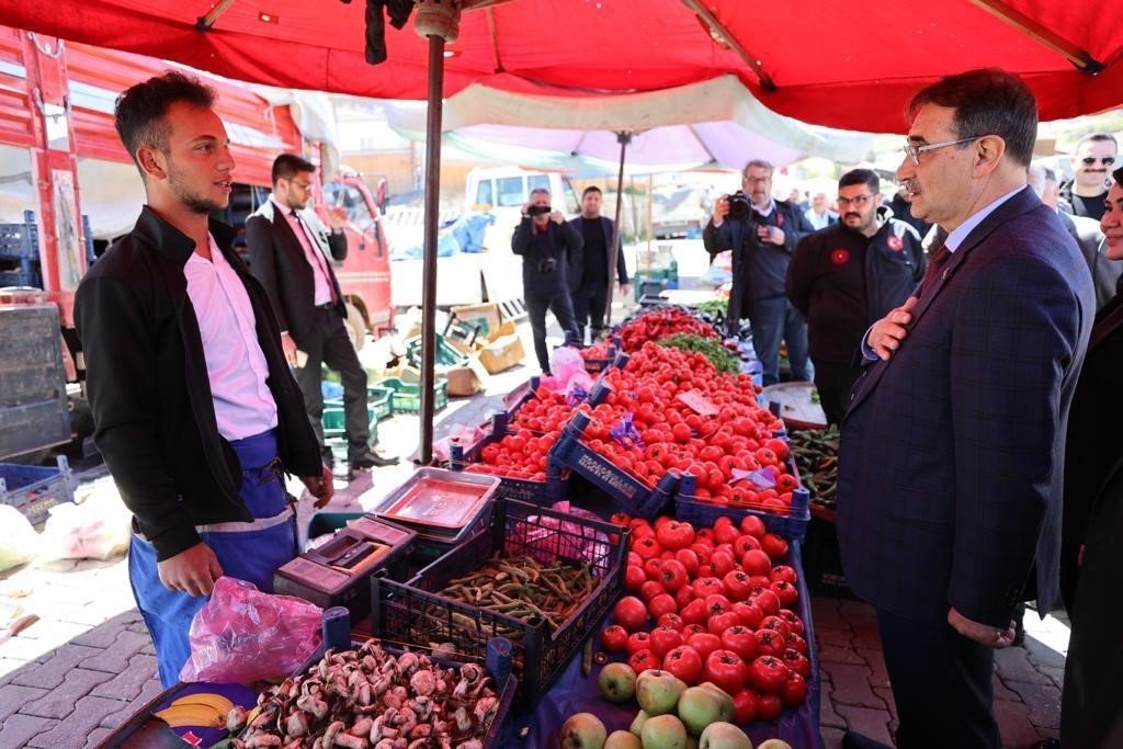 Bakan Dönmez pazarcı önlüğünü giydi, çilek tezgâhının başına geçti