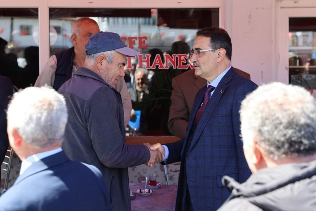 Bakan Dönmez pazarcı önlüğünü giydi, çilek tezgâhının başına geçti