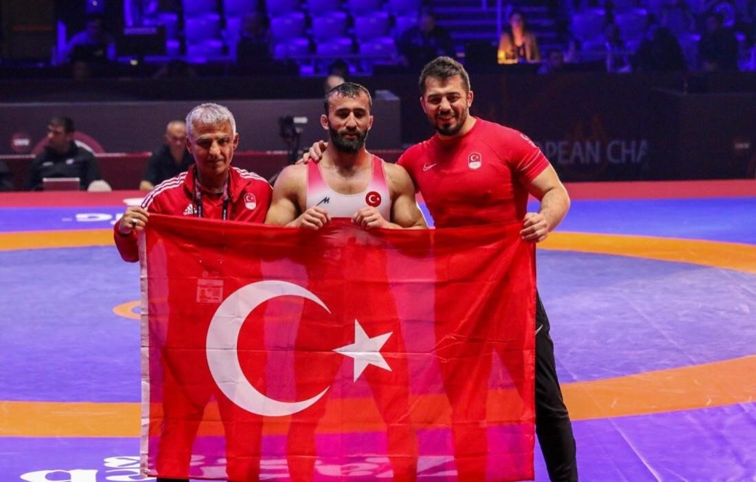 BARÜ mezunu milli güreşçi Burhan Akbudak, Avrupa şampiyonu oldu